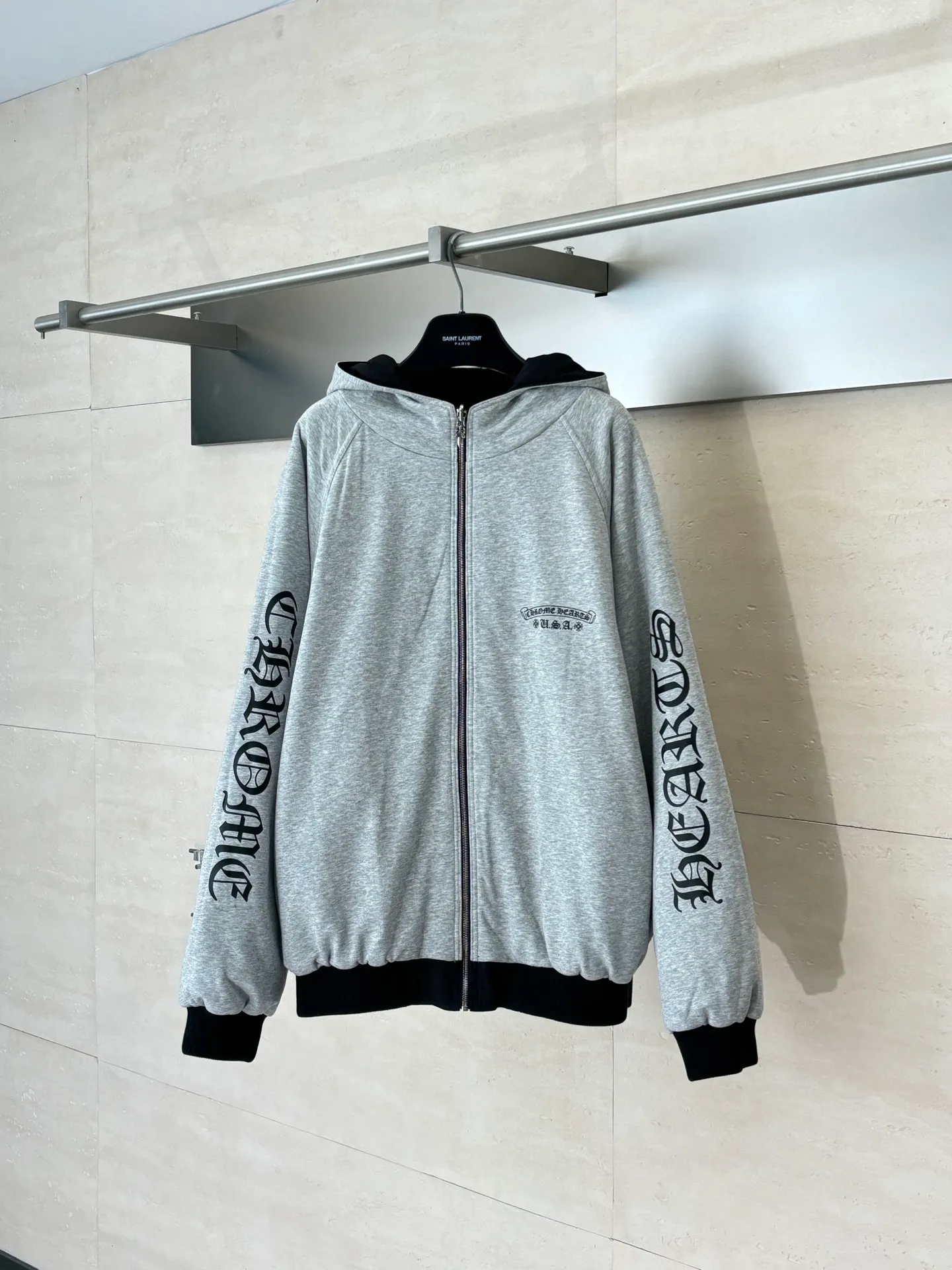 P850 Chrome Heart*/Chrome Heart 25 new style Horseshoe print double-sided hooded cotton jacket. The original domestic spot purchase is 3.98W. The development cost is extremely high. The front is made of jacquard woven fabric. The minimum order quantity is 1000 meters. The other side is gray yarn 260 grams. All developed and customized according to the original version. Refuse to use off-the-shelf wrong fabrics. Four layers of thickness blessing. You can survive the winter in one piece (one layer of gray knitted lining, two layers of gall fabric, and one layer of down cotton) Size：S/M/L